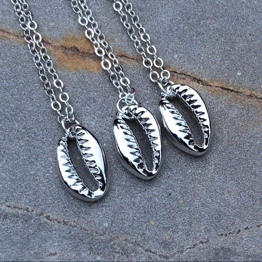 Silver Tone Cowrie Shell Pendant Necklace - Picture 4 of 8